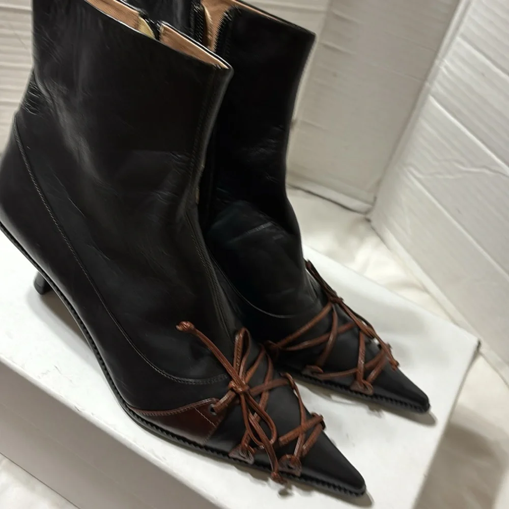Elegant Black Ankle Boots with Brown Accents - Picture 13 of 13